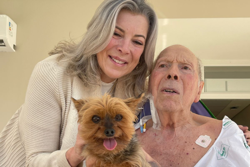 Visita do pet: veja como foi o encontro de seu Nestor Furlan com a cachorrinha Chiquinha no Complexo Hospitalar Unimed