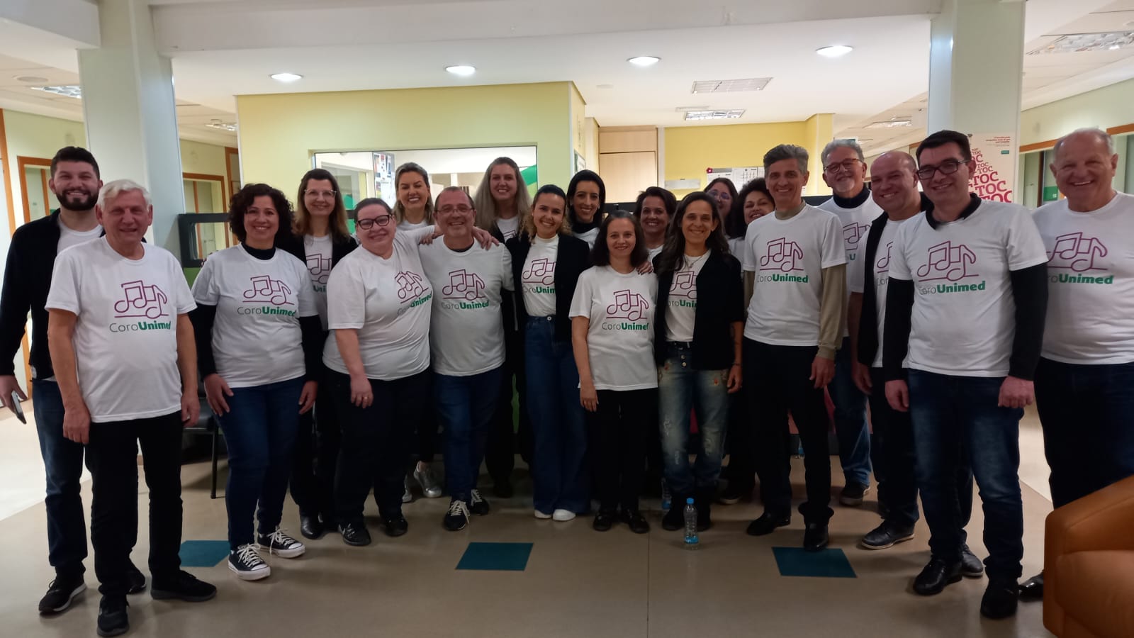 Coro Unimed presenteia papais e seus familiares no Complexo Hospitalar com apresentações gratuitas