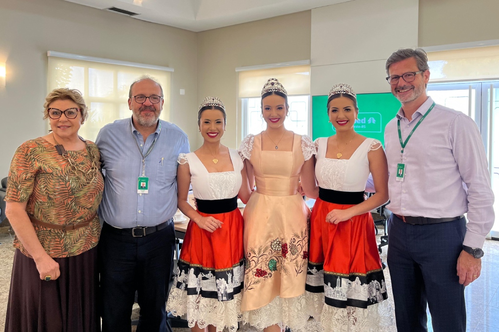 Complexo Hospitalar Unimed recebe visita das soberanas da Festa da Uva