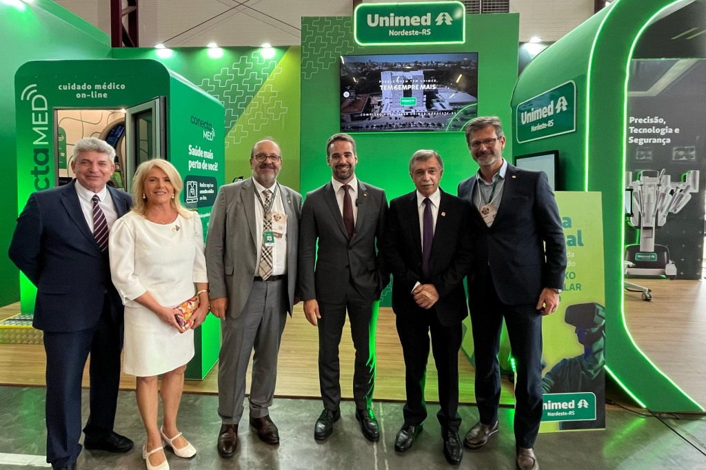 Unimed Nordeste-RS recebe visita do governador Eduardo Leite na Festa da Uva