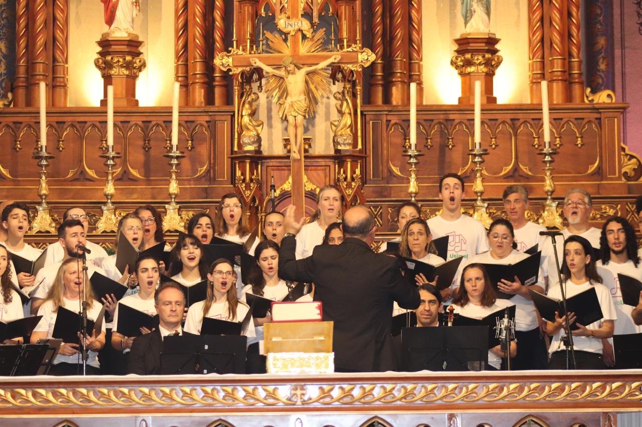 Coro Unimed leva música e emoção em eventos da Noite Luminosa, na Serra Gaúcha